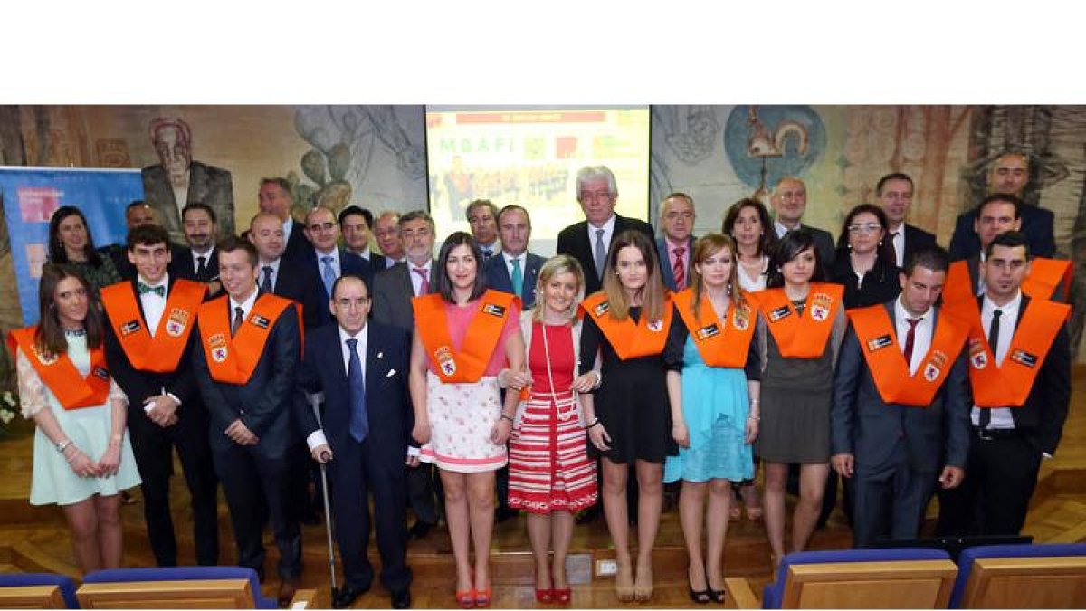 Junceda recibe la insignia de Hermida, en presencia de Fanjul.