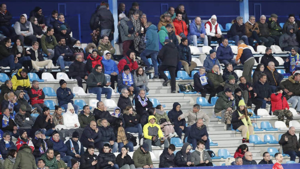 El tercer gol provocó que una parte importante del público abandonara el estadio. L. DE LA MATA