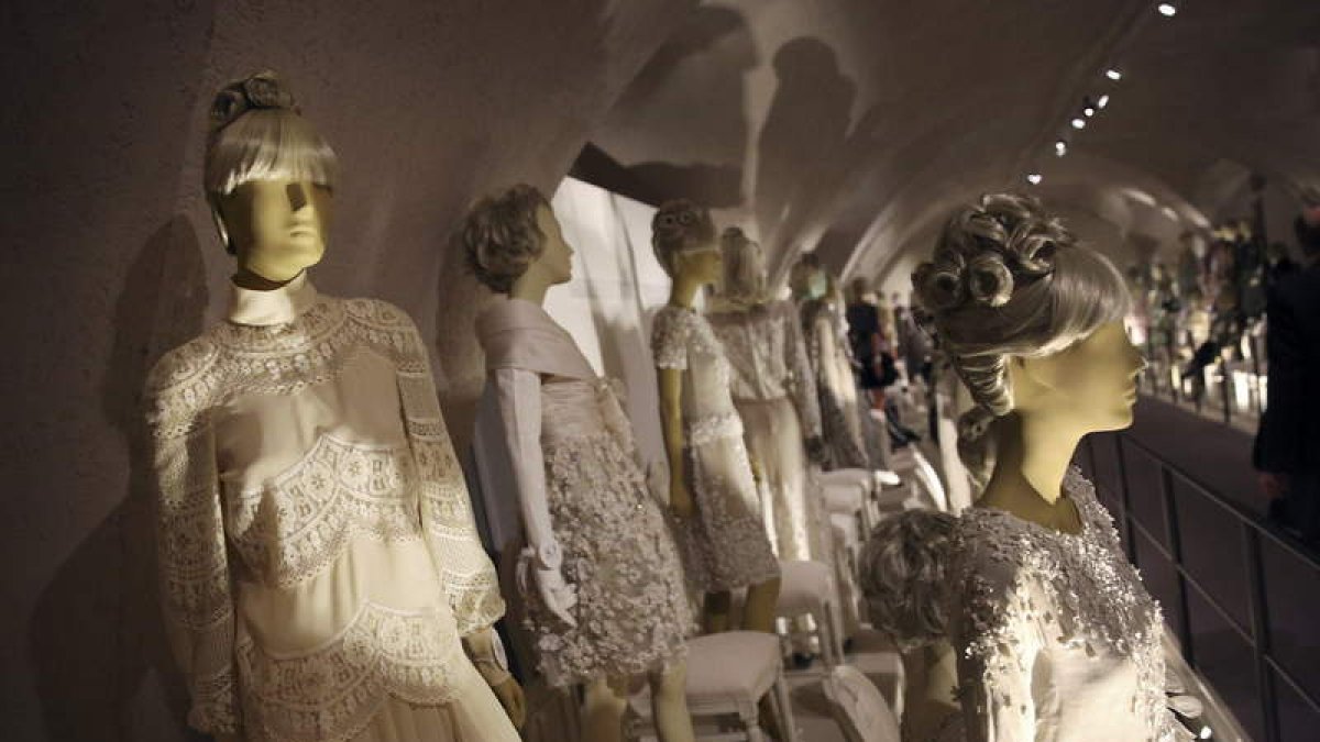 A la izquierda, el vestido que Jackie Kennedy llevó en su boda con Aristóteles Onassis.