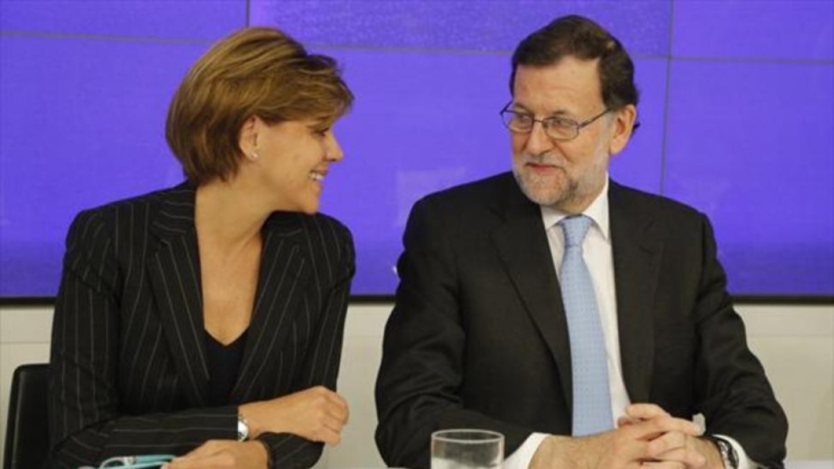 La secretaria general del PP, María Dolores de Cospedal, y Mariano Rajoy, ayer, en la junta directiva.