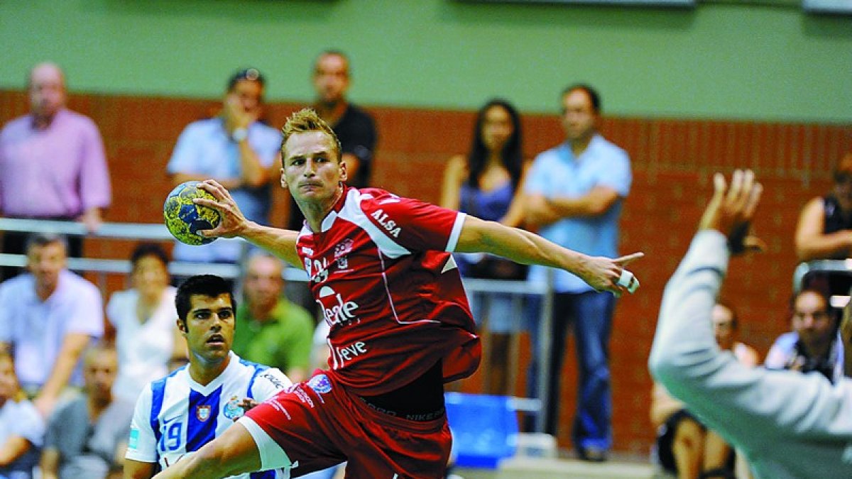 Stranovsky lanza a portería durante el partido contra el Oporto.