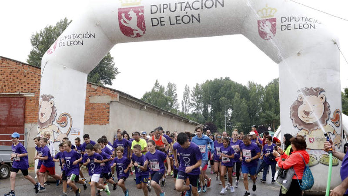 La salida de la carrera de 4 kilómetros en la que la gente menuda, y sobre todo los chicos, tomó la delantera. MARCIANO PÉREZ