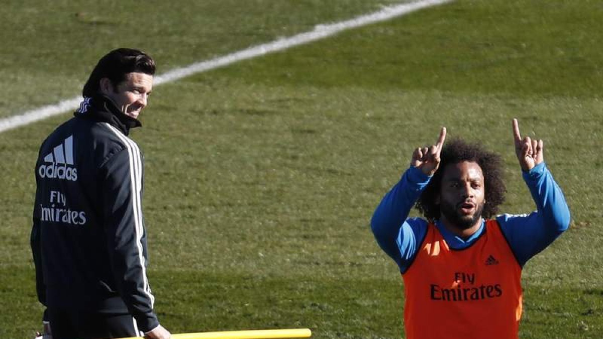 Solari, junto a Marcelo, que atraviesa uno de sus peores momentos en el Madrid. JAVIER LIZÓN