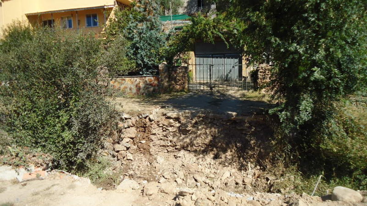 La maquinaria pesada derribó de madrugada el puente de acceso a la casa de la edil, en la imagen.