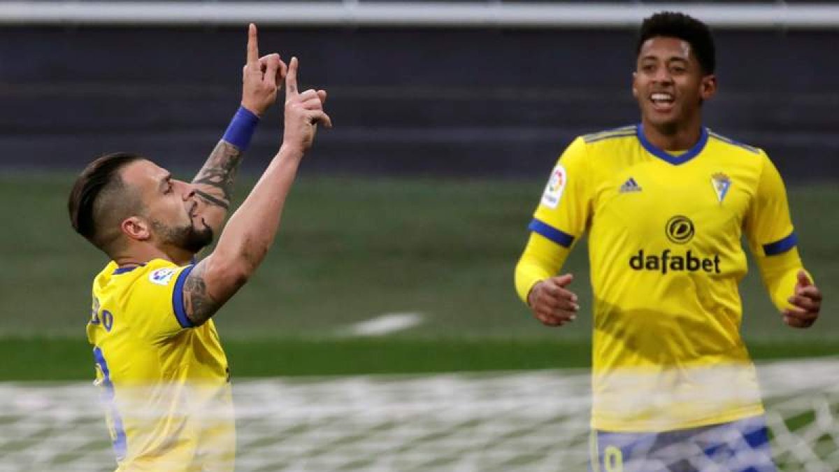 Negredo y Lozano firmaron los goles del triunfo del Cádiz frente al Alavés. JULIO MUÑOZ