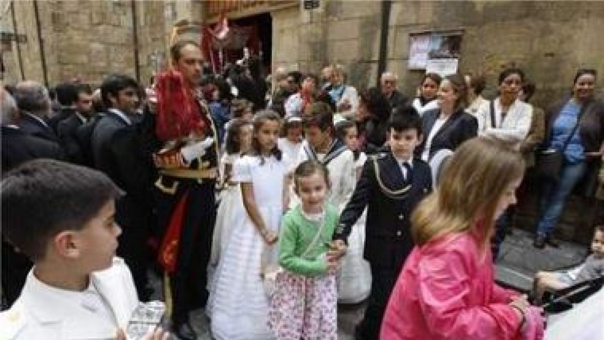 El fervor acompañó al Corpus leonés en el recorrido.
