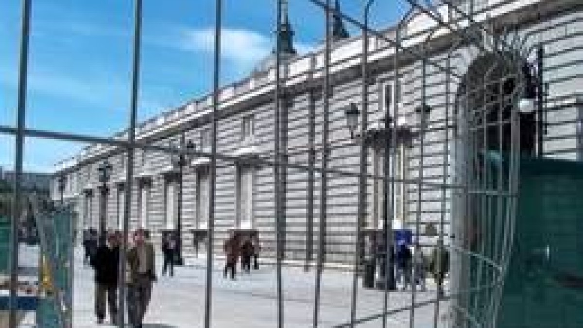 Vallas y lonas verdes ocultan las obras realizadas en La Almudena con motivo de la boda real
