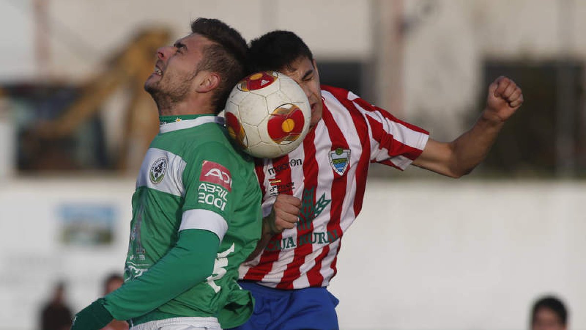 Cristian, a la izquierda, despeja un balón que trataba de rematar el vallisoletano Héctor.