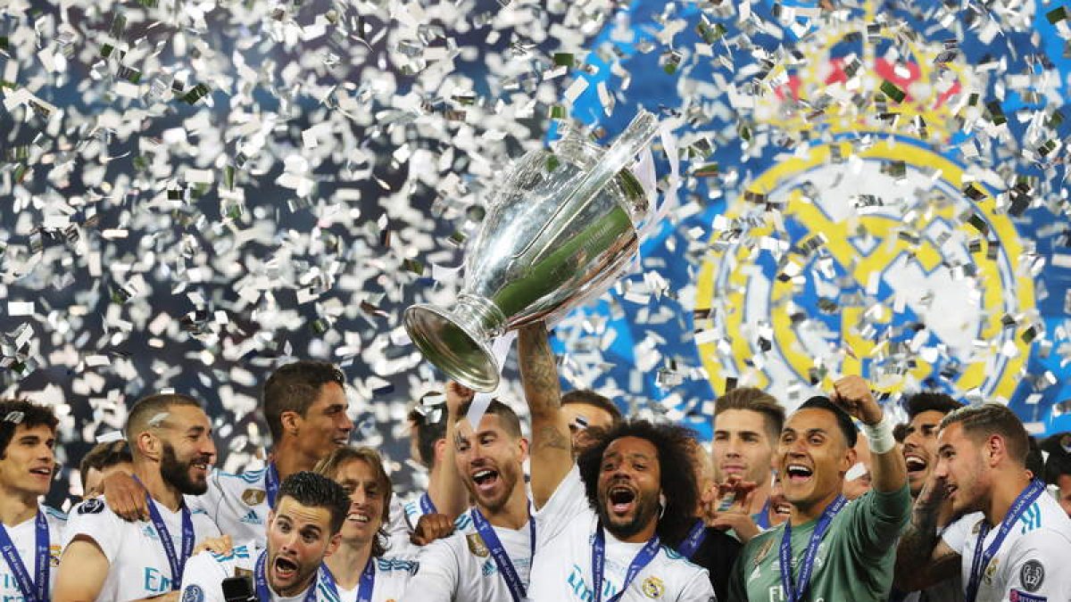 El Real Madrid celebra efusivamente la tercera Liga de Campeones consecutiva tras ganar al Liverpool en la final. ARMANDO BABANI