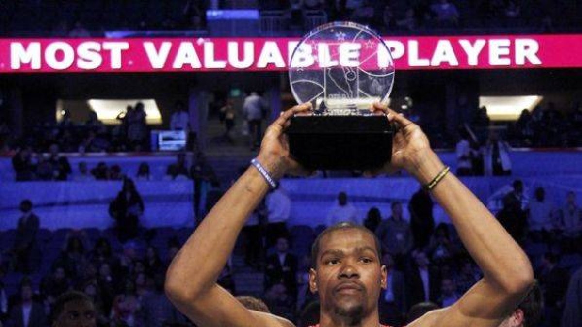 Kevin Durant, de los Thunder, levanta el trofeo que le acredita como Jugador Más Valioso (MVP) del partido.