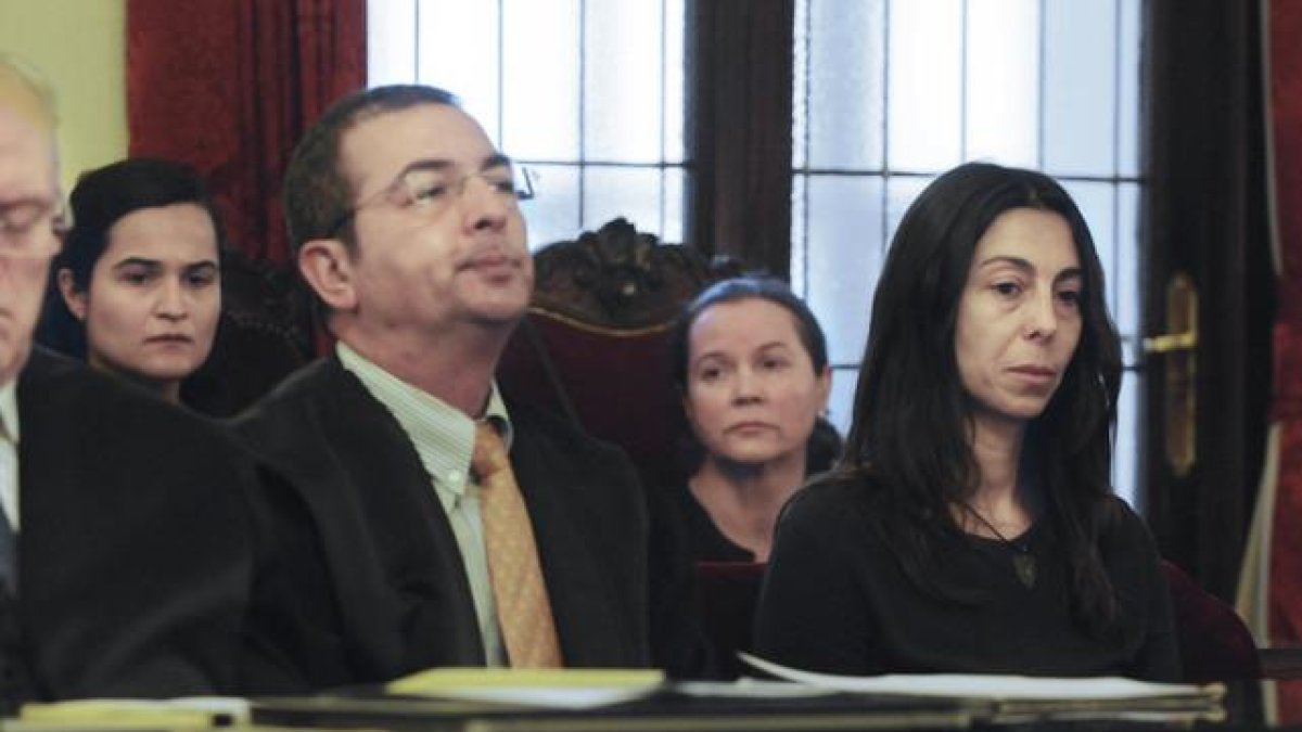 Las tres acusadas del asesinato de Isabel Carrasco: Montserrat León (centro, la autora confesa), su hija Triana Martínez (izquierda) y la agente de policía Raquel Gago, durante el juicio.