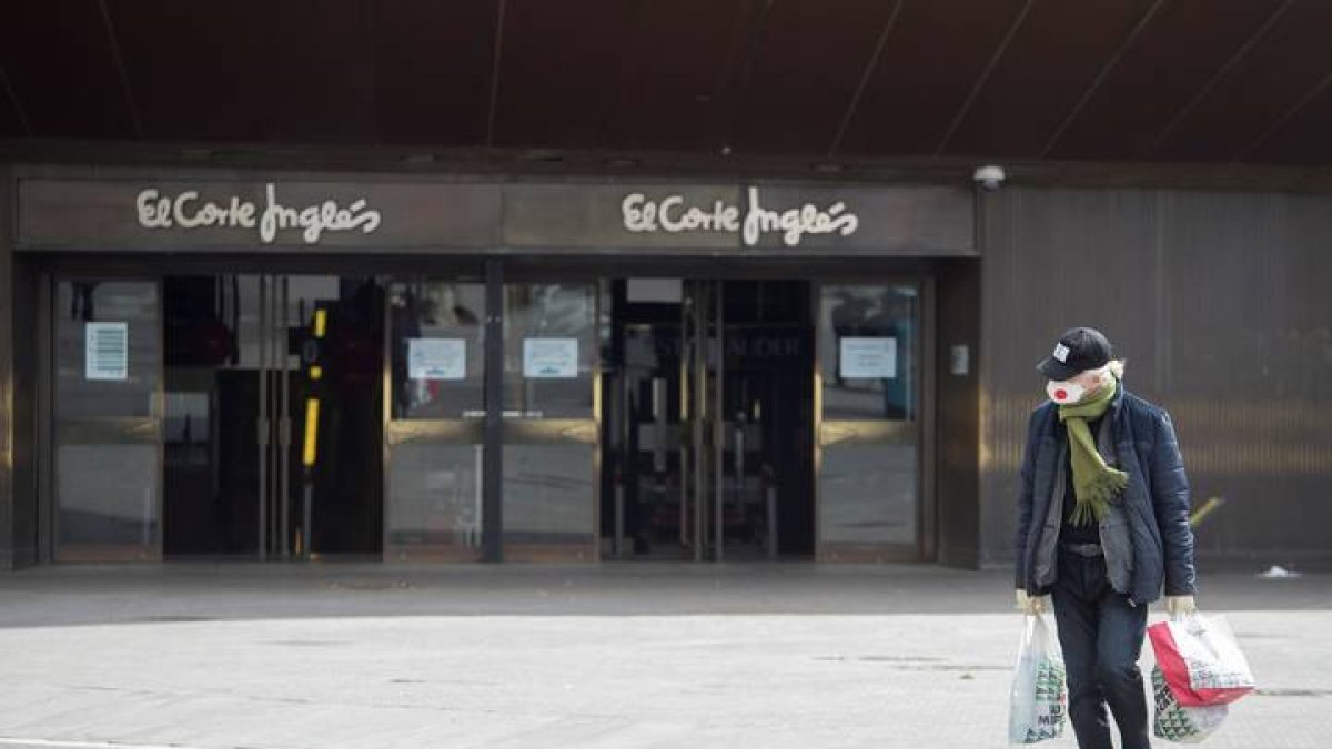 Un cliente sale del Supermercado de el Corte Inglés de la Pl. Cataluña de Barcelona, el Corte Inglés ha presentado un expediente de regulación temporal de empleo (ERTE). MARTA PÉREZ