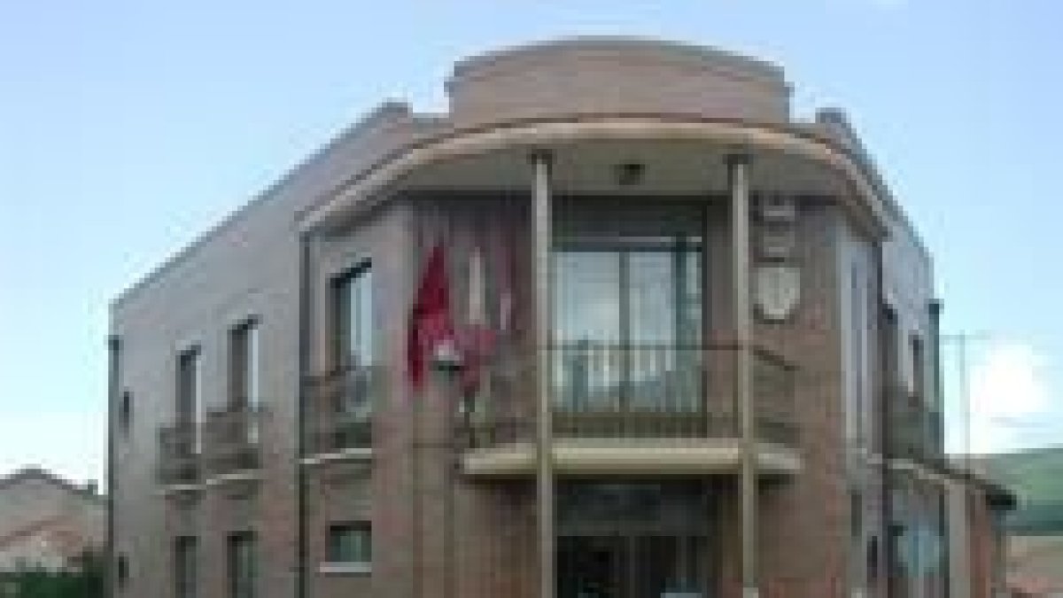El Ayuntamiento de Cuadros, en la foto, va a compaginar obras urgentes con los campamentos estivales