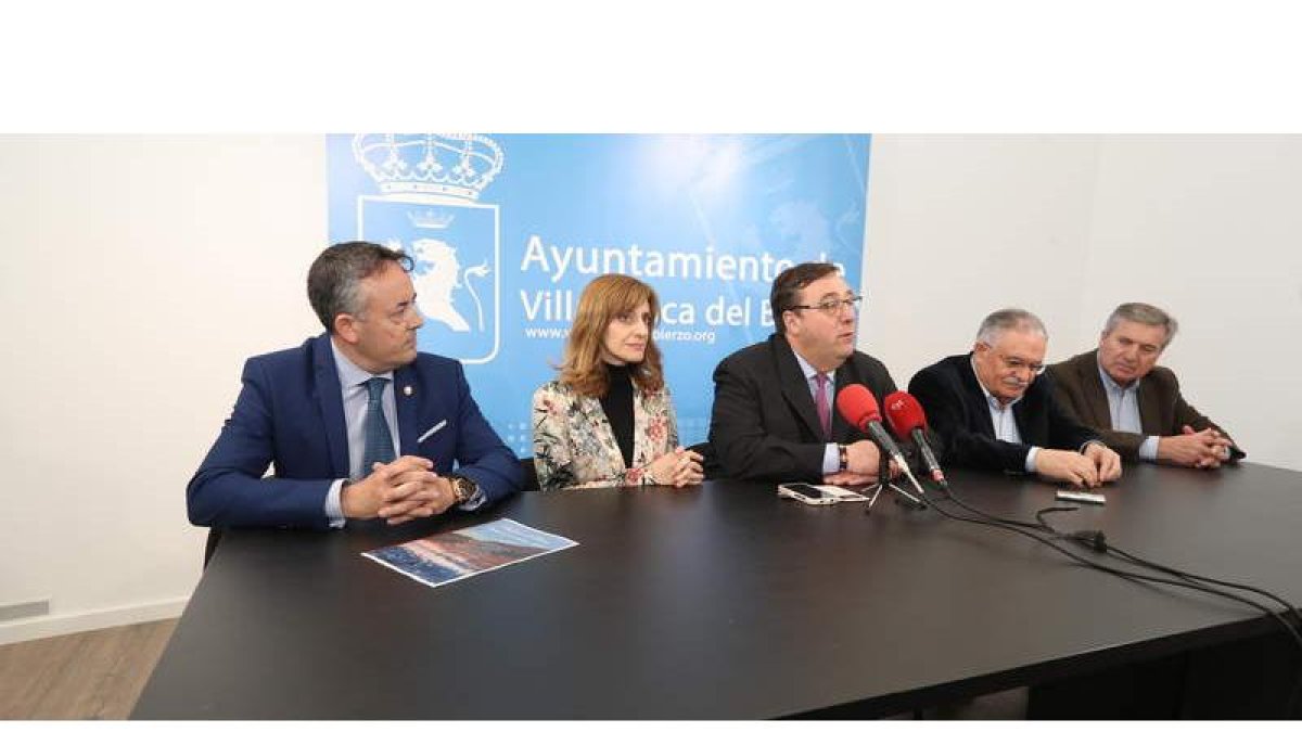 Representantes institucionales y del Premio de la Crítica, ayer, en la presentación.