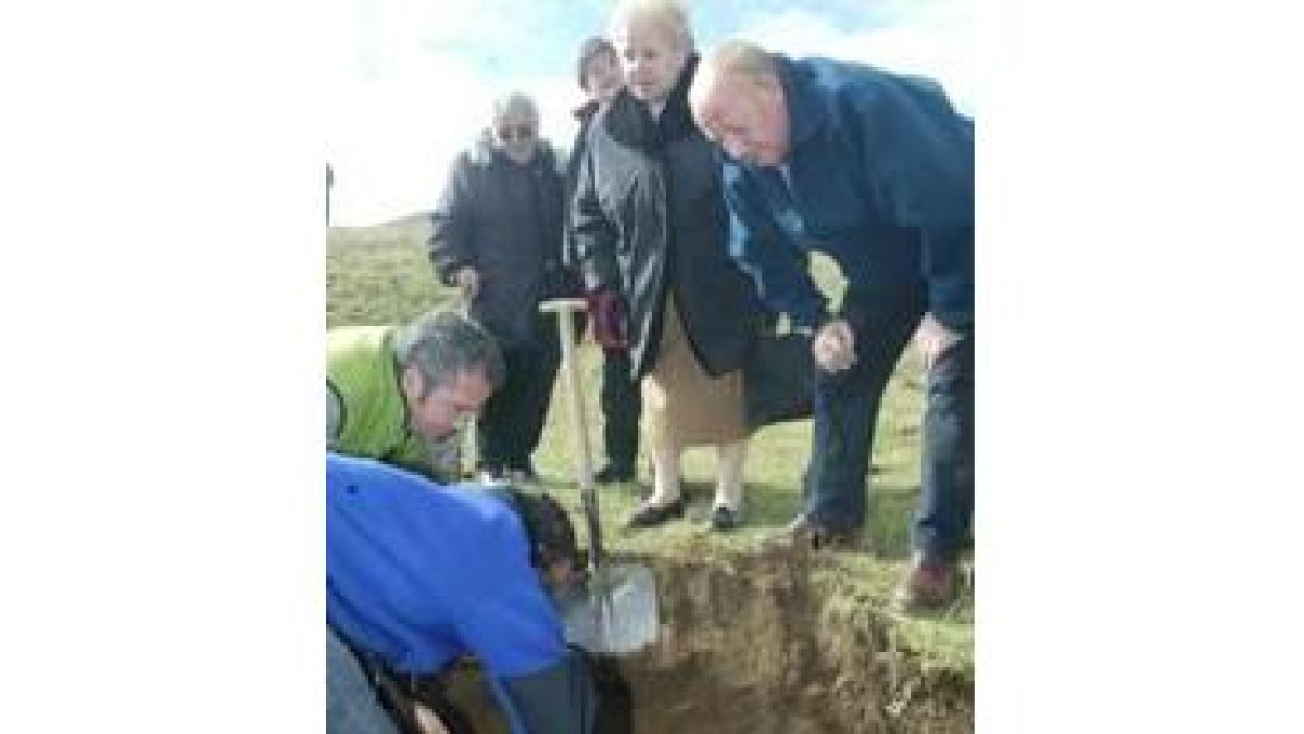 Los hijos de Mediavilla asistieron emocionados a la exhumación