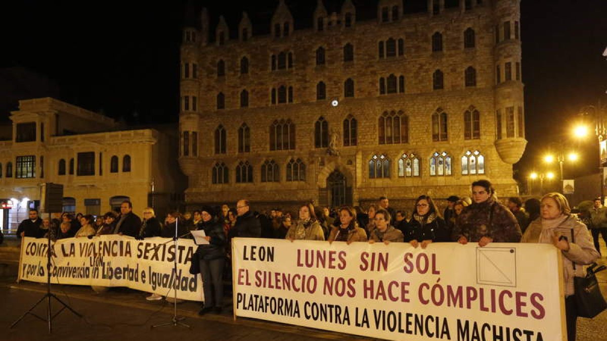 Un momento de la concentración, ayer, en Botines. MARCIANO