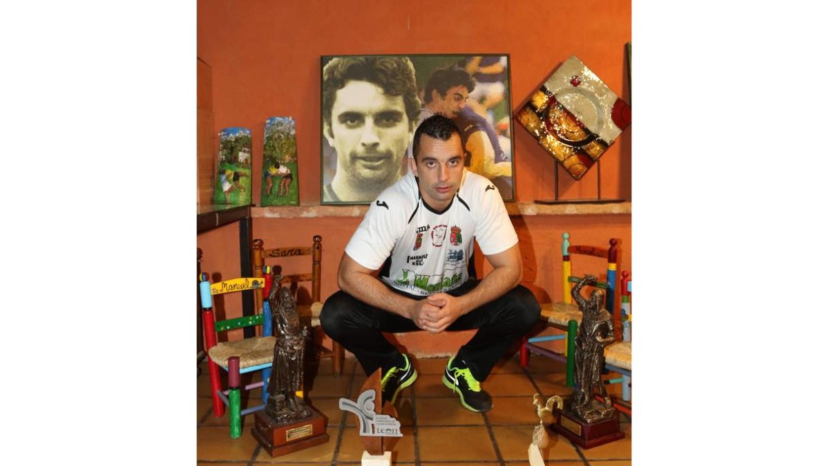 Rodeado de viejos y nuevos trofeos, los que siguen laureando su leyenda, Clemente ‘El Junco’