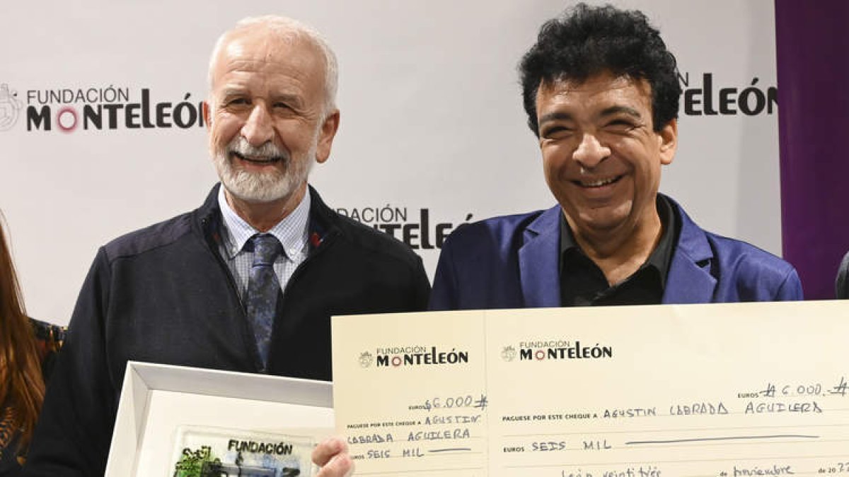 Agustín Labrada, junto a Salvador Gutiérrez, ayer en el Palacio del Conde Luna, donde se llevó a cabo la entrega del premio. JAVIER CASARES