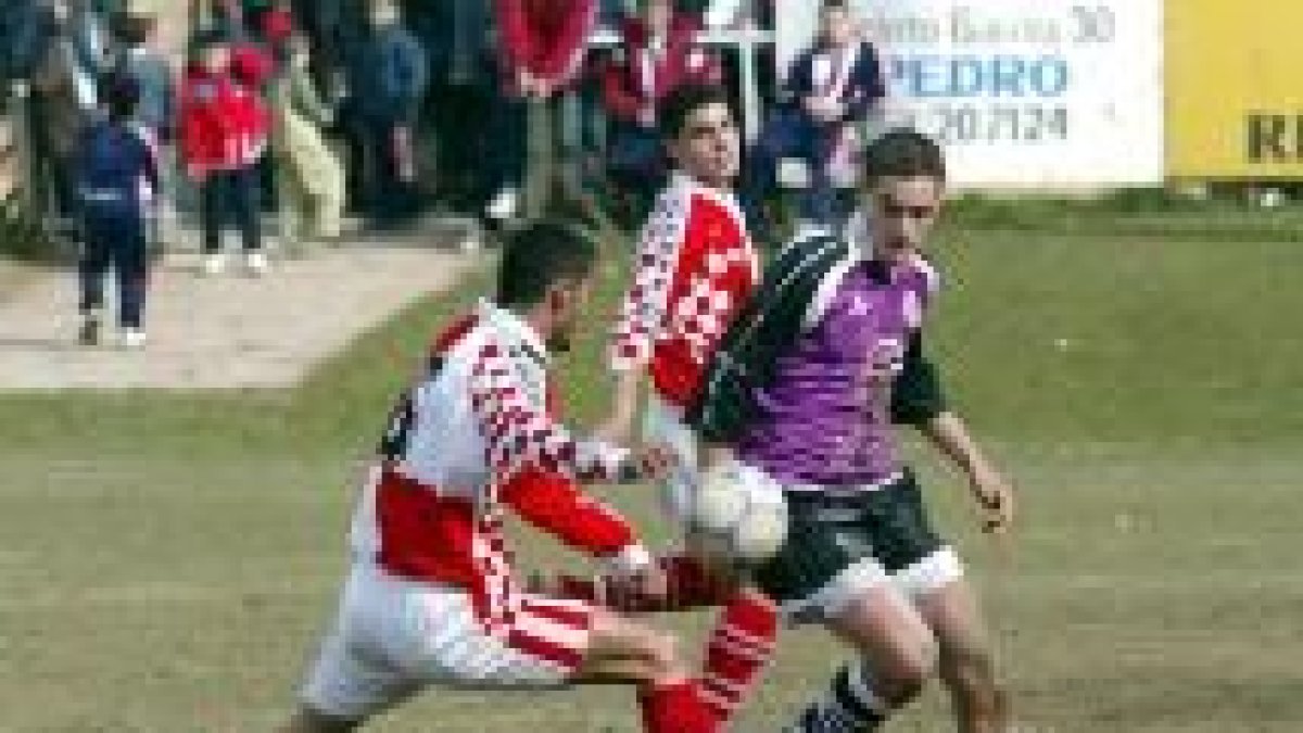 Puente Castro y U. D. Salamanca B disputaron un partido en el que batallaron hasta el último minuto