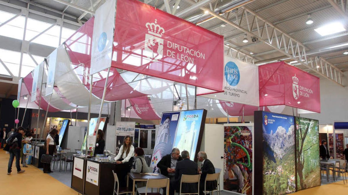 Expositor de la Diputación de León en una feria de turismo interior.