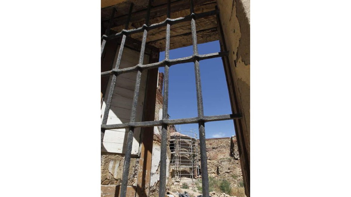 Detalle del torreón andamiado desde una ventana.