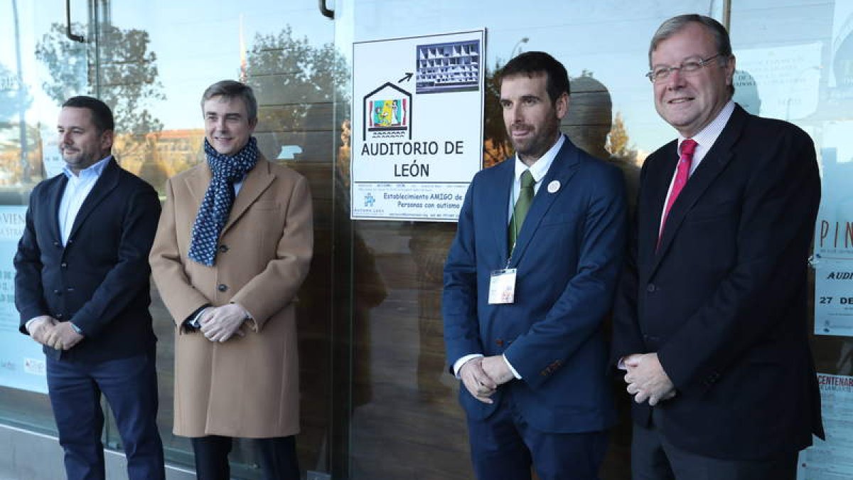 Silván, a la derecha, el presidente de Aetap, Marcos Zamora, y miembros de Autismo León. RAMIRO