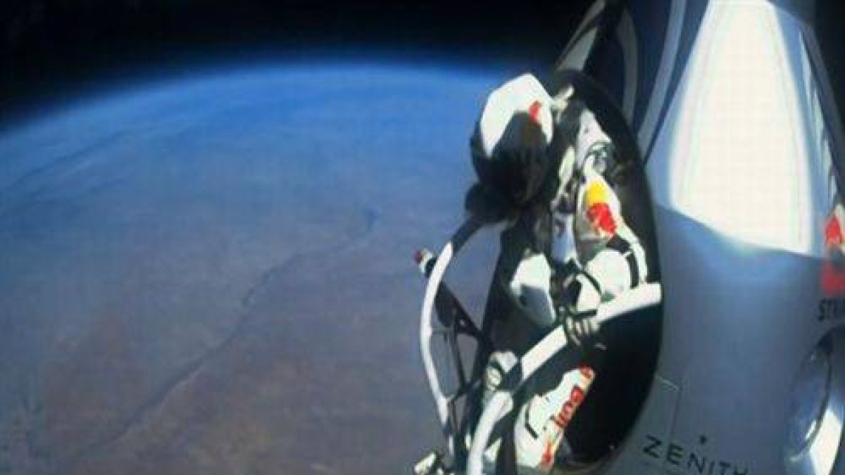 Felix Baumgartner en el momento de realizar el salto del pasado domingo.