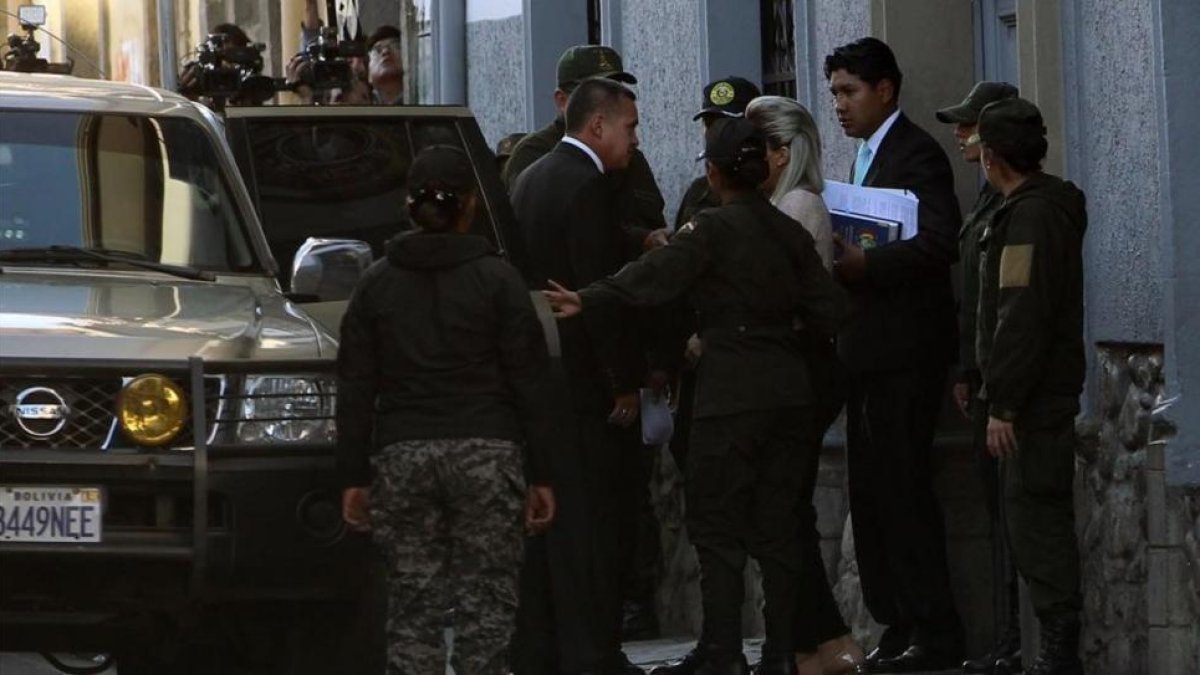 Gabriela Zapata sale de las instalaciones del IDIF en La Paz.
