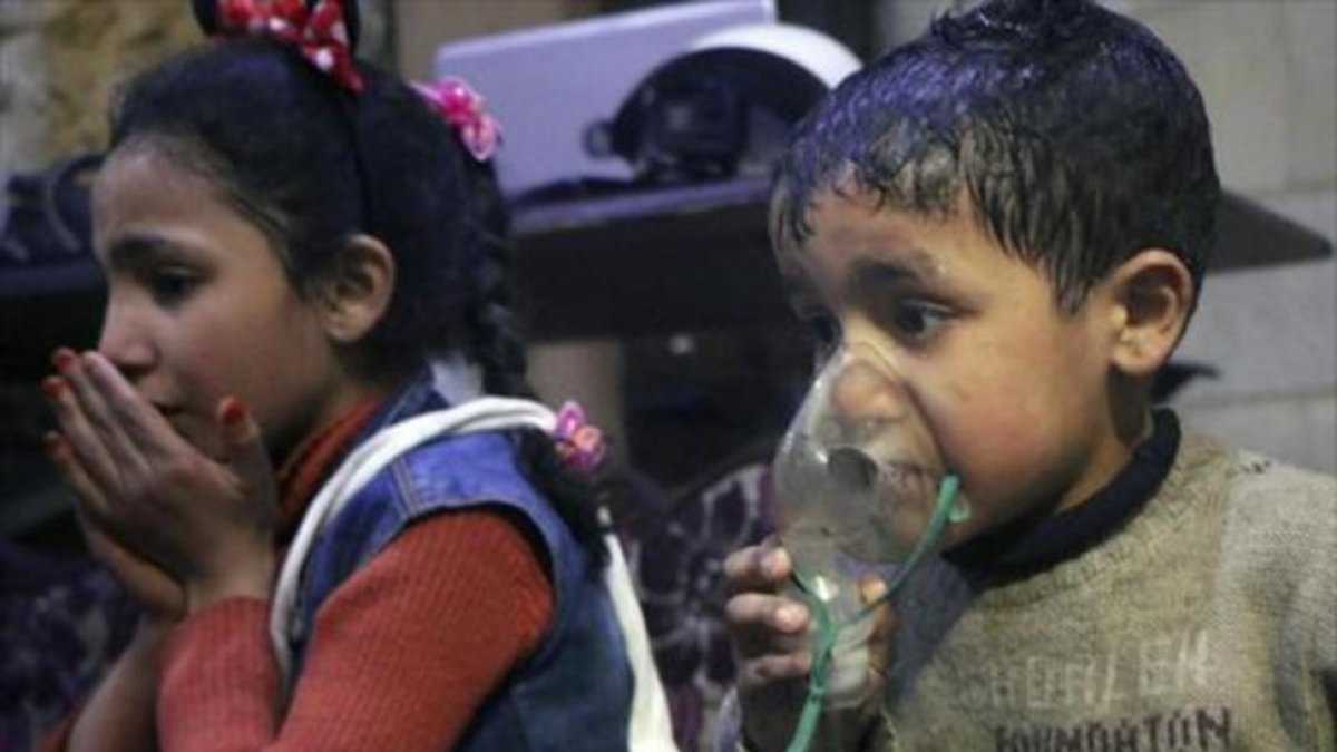 Niños reciben oxígeno, tras el ataque químico.