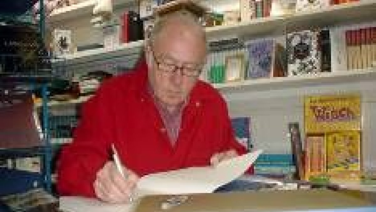 Un momento de la firma de los ejemplares de la Biblia por parte de Eduardo Arroyo