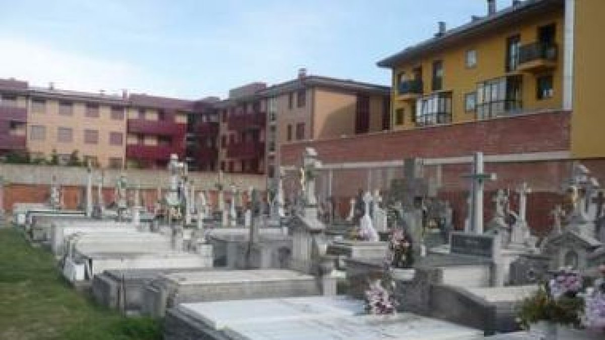 Las casas han llegado hasta los muros del cementerio de San Andrés del Rabanedo.