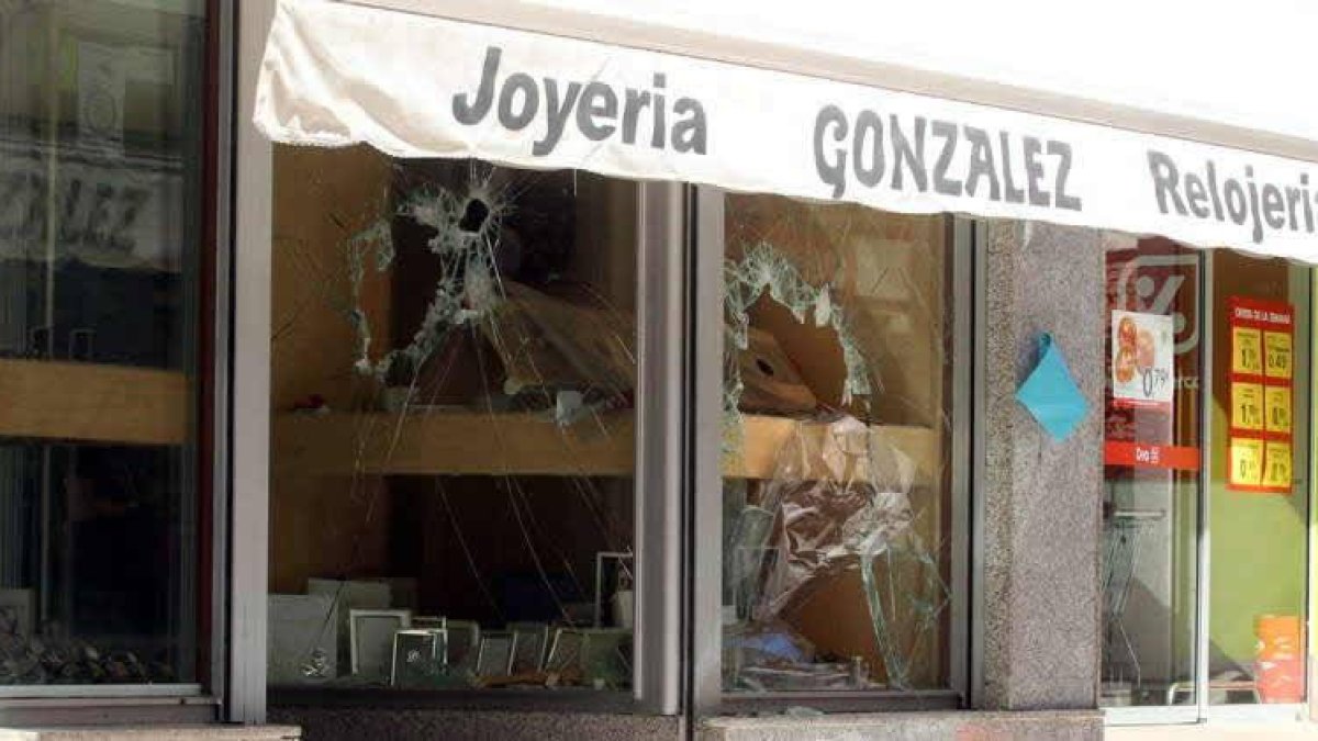 Imagen de la joyería bembibrense tras el atraco sufrido ayer a las 16.15 horas.