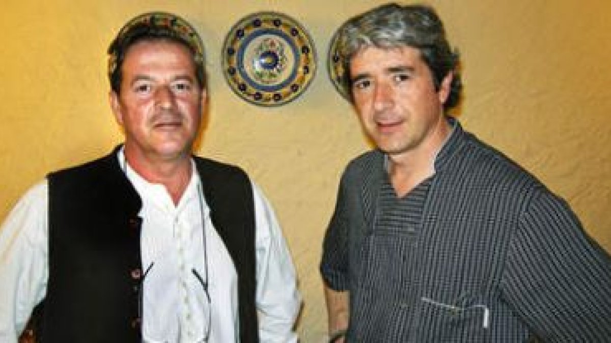 Nardi y Miguel Ángel en el comedor de su restaurante, el Adonías.