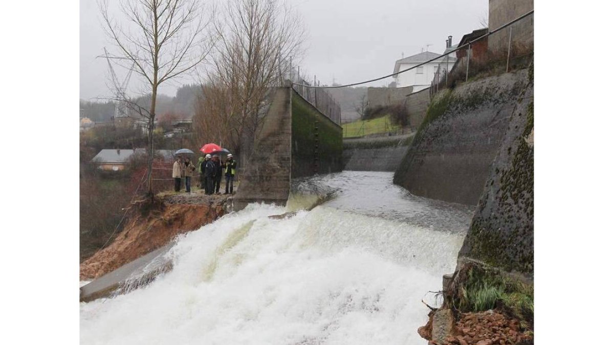 El reventón dejó un boquete de 300 metros en la sección del muro del canal de Endesa.