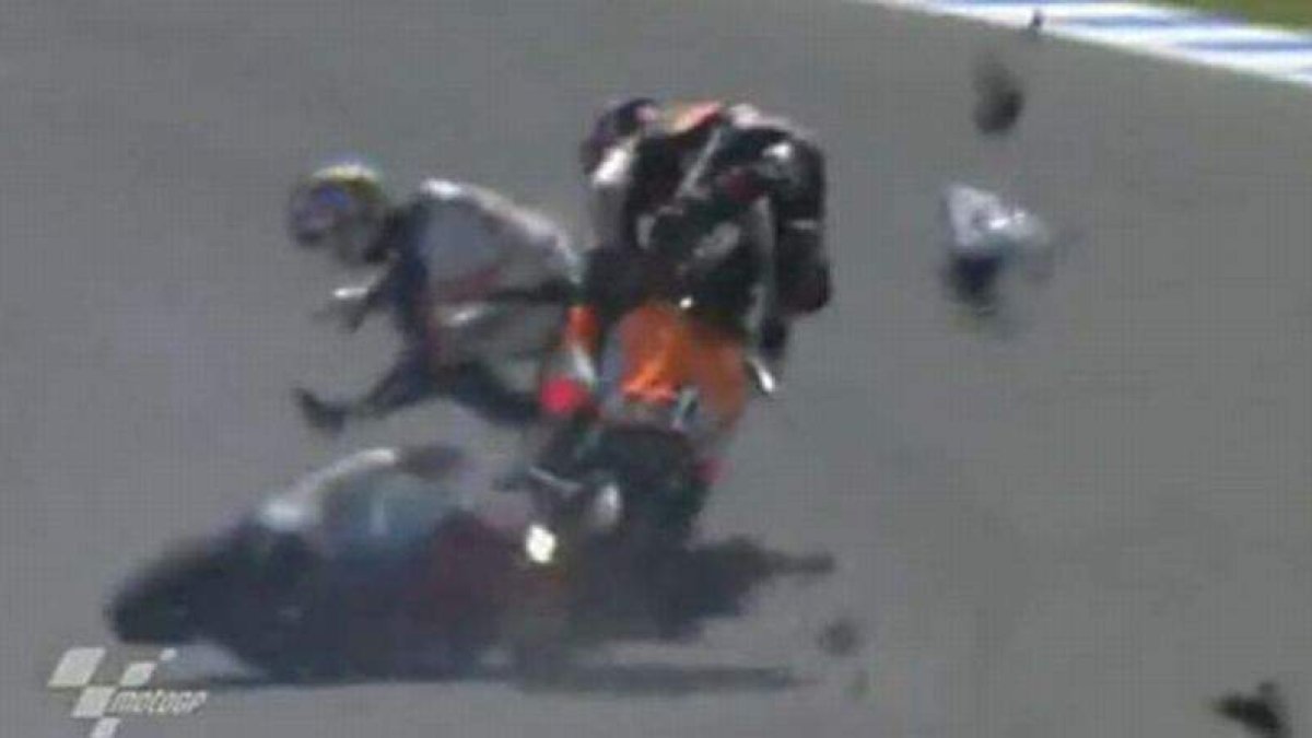 Marc Márquez embiste al tailandés Ratthapark Wilairot en el último minuto del primer ensayo del Gran Premio de Australia.