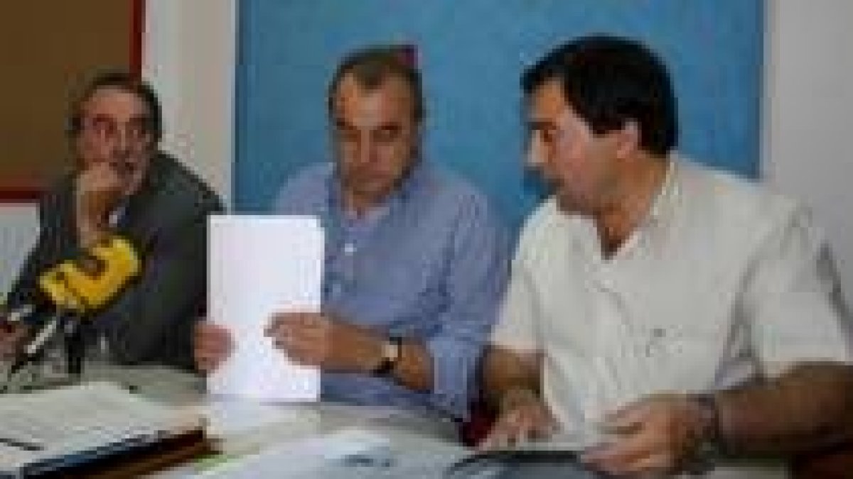 Antonio Canedo, José Giménez y Pedro Fernández, ayer en rueda de prensa en la sede comarcal del PSOE