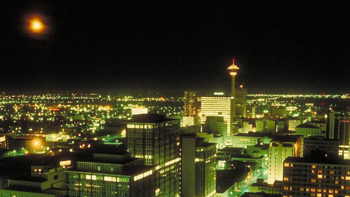 Al atravesar la atmósfera, la luz interactúa con las partículas del aire y genera un halo luminoso en el cielo. grafi