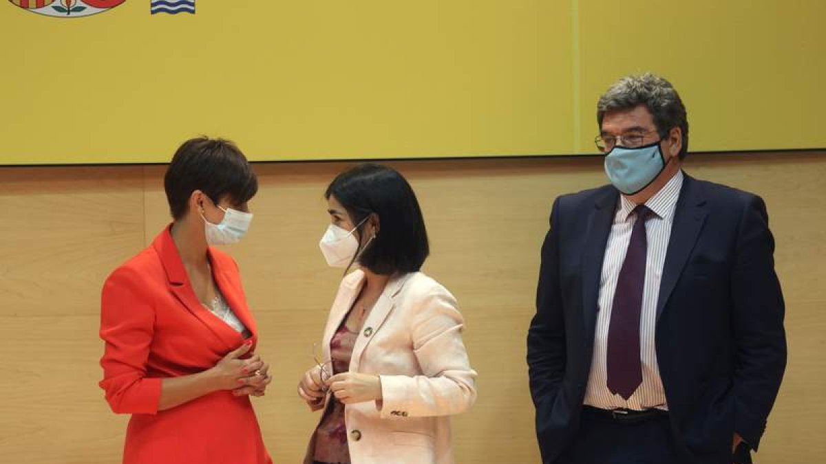 Las ministras Isabel Rodríguez y Carolina Darias y el ministro José Luis Escrivá. RODRIGO JIMÉNEZ