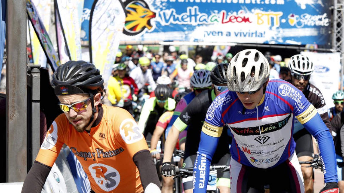 La carrera estuvo competida desde el inicio. MARCIANO PÉREZ