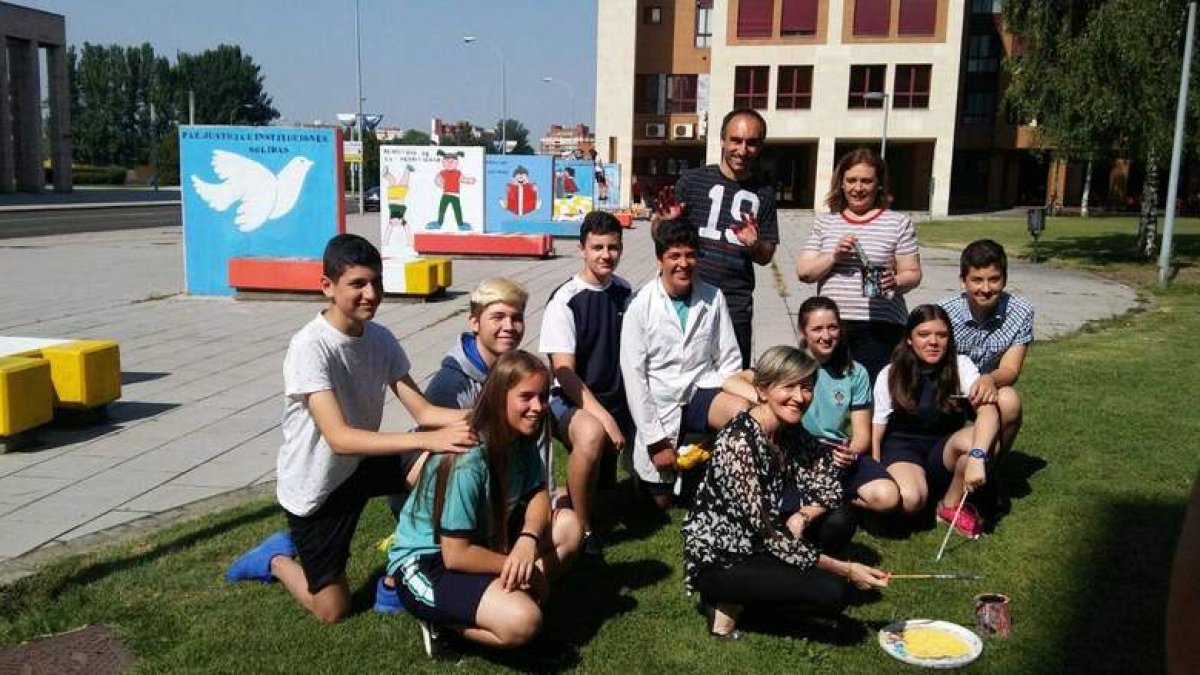 Alumnado que ha participado en construcción artística junto a las concejalas . DL