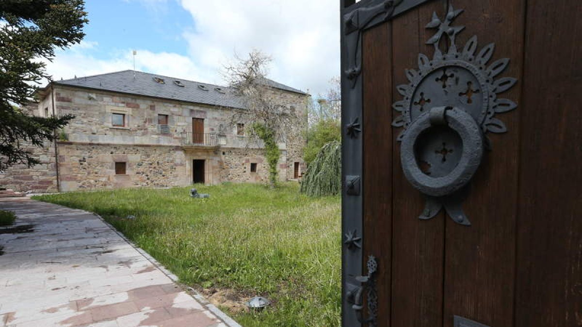 El bar se encuentra anexo al palacio, y se entra por el patio central. RAMIRO