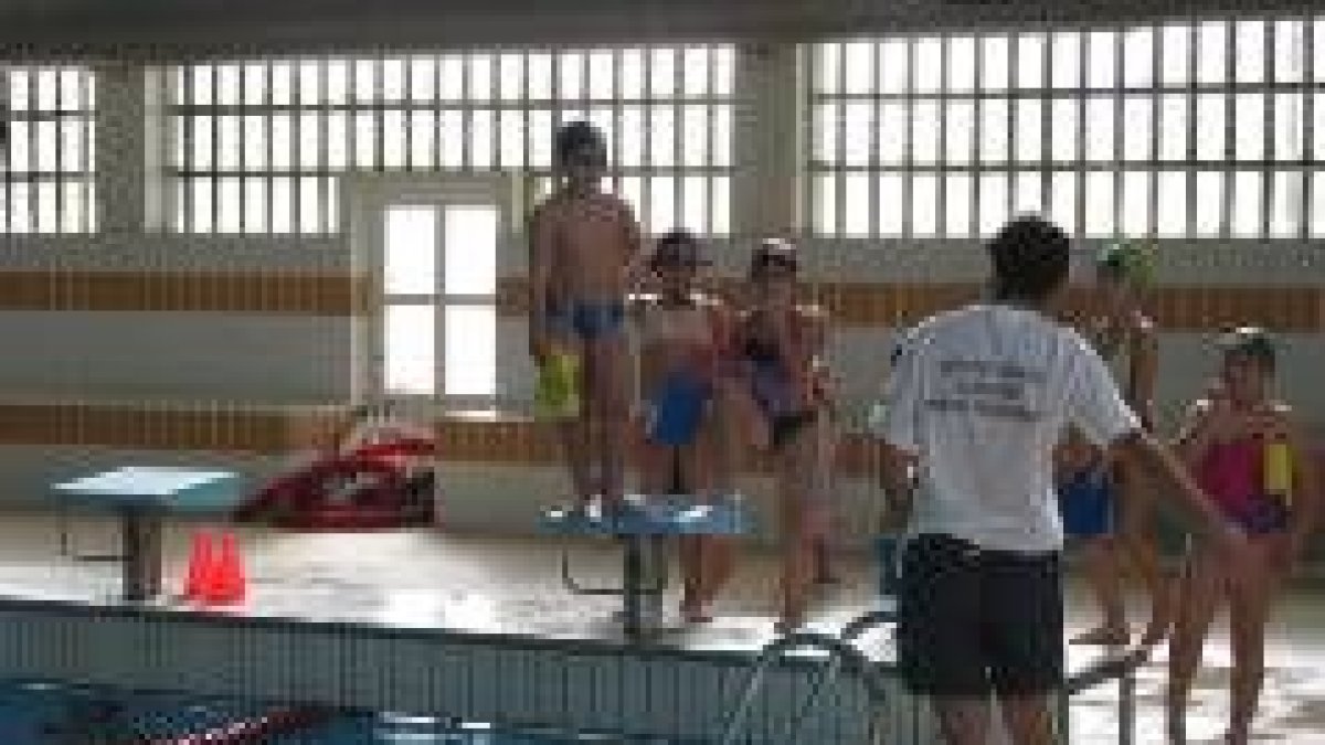 La piscina municipal climatizada, en la imagen, podría ser dotada en breve de paneles solares