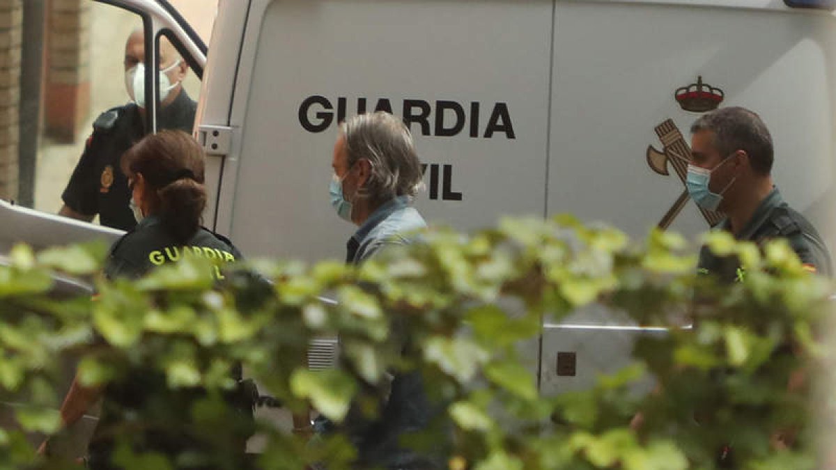 Pedro Muñoz a su llegada a los juzgados de Ponferrada, ayer por la mañana. L. DE LA MATA
