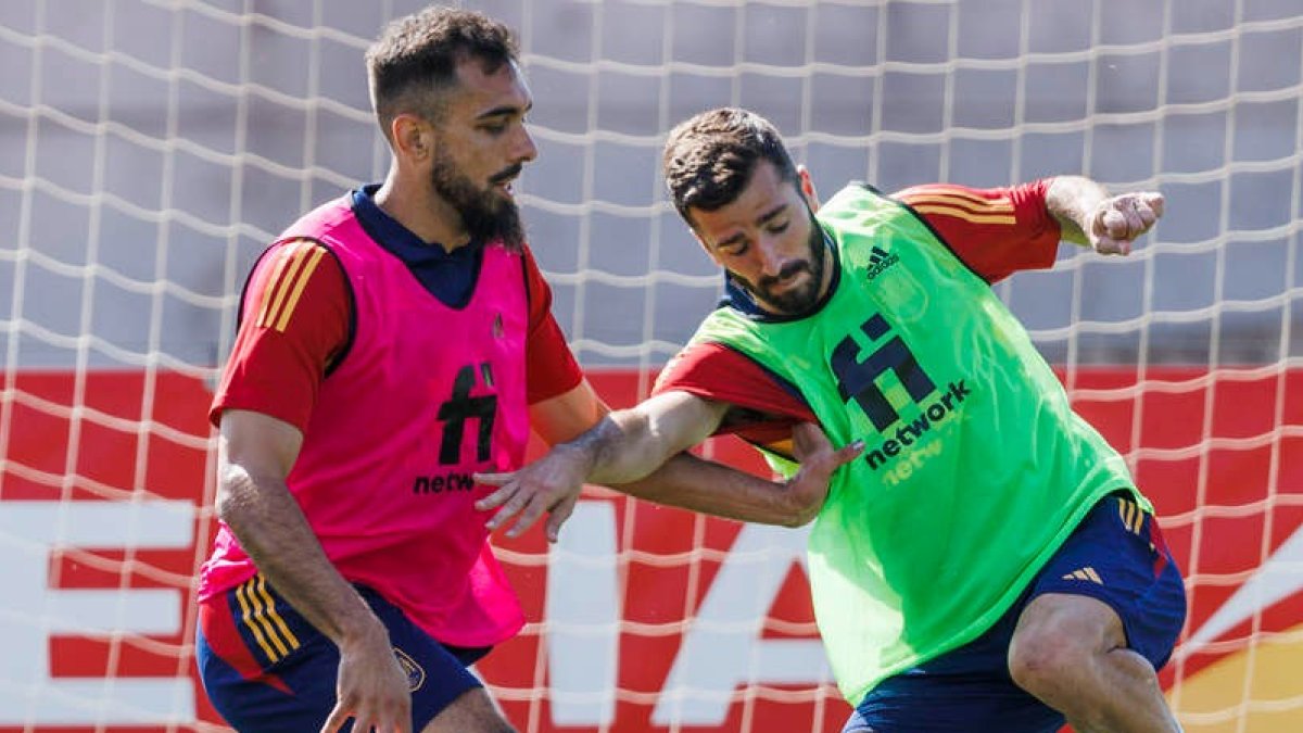 Borja Iglesias, ayer durante el entrenamiento de la selección. P. B.