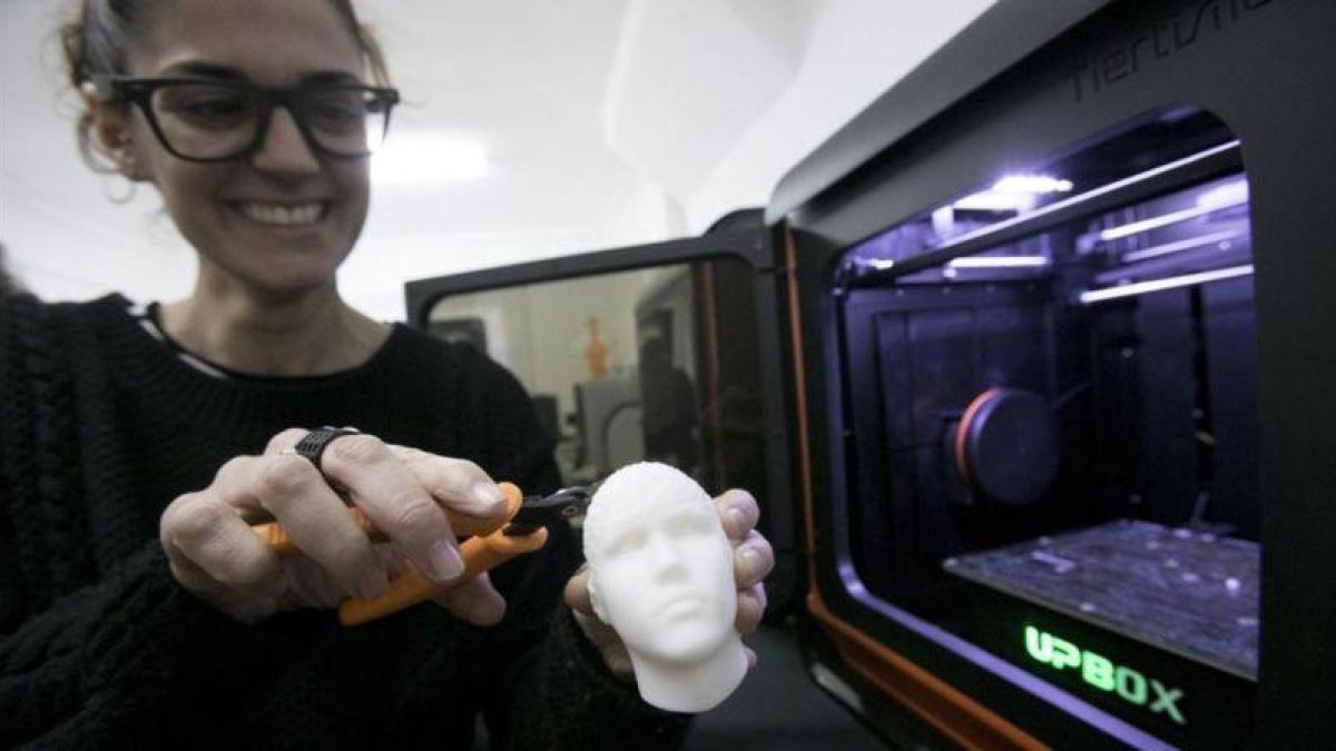 María Torras retoca una cabeza de Justin Bieber recién salida de una impresora de EntresD. Incluye un agujero a medida para encajar un vibrador. Las gafas que lleva puestas también están impresas en 3D.