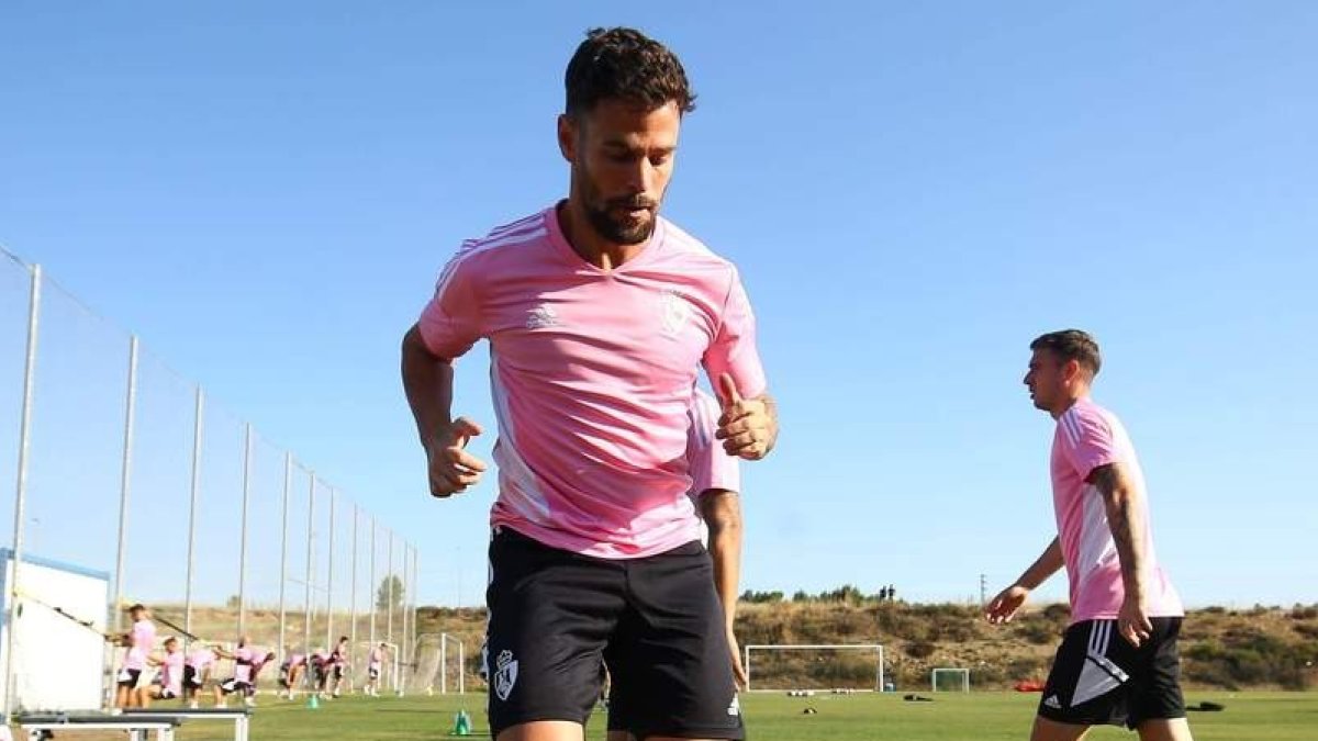 Moi Delgado durante el entrenamiento efectuado ayer por la Ponferradina. SDP