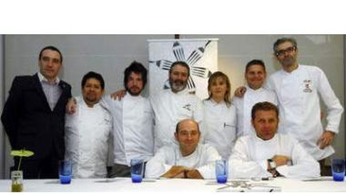 Los cocineros participantes anoche en la cena con estrellas, con Jorge Domínguez Cidón a la izquierd