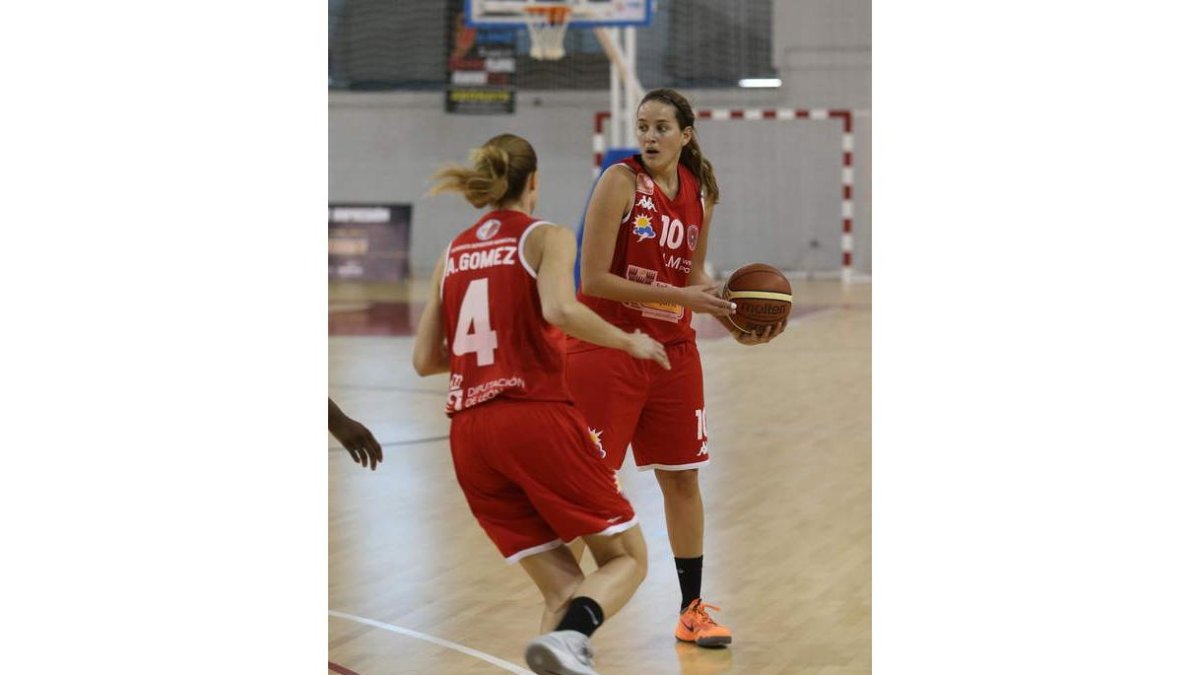 Verónica Matoso y Anna Gómez, en una acción de un partido.