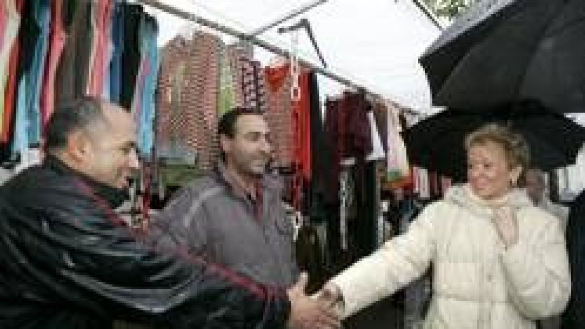 La vicepresidenta Fernández de la Vega, ayer en el mercadillo de Cee