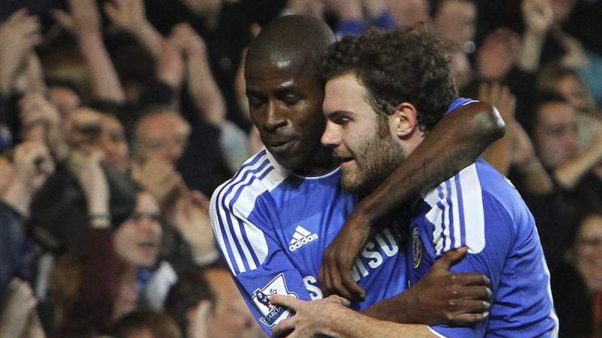 Juan Mata (d) celebra su gol contra el Portsmouth de la Copa FA con su compañero Ramires.
